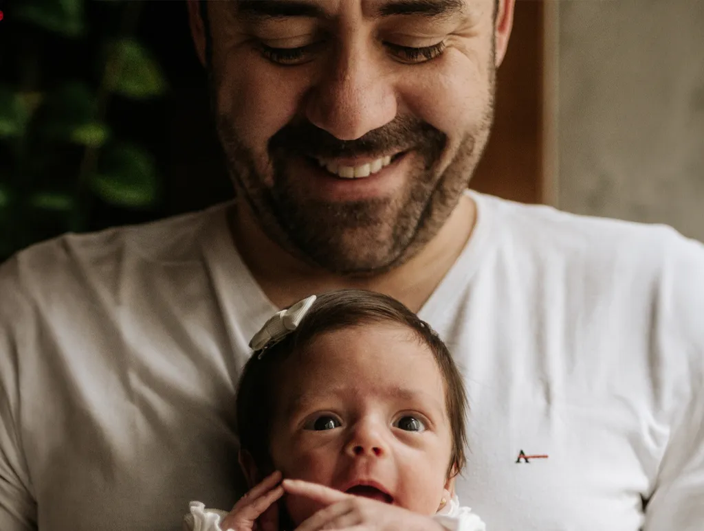 Recém-nascido no colo em casa